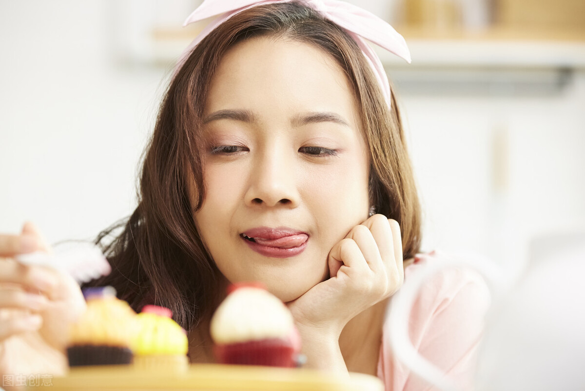 女性45岁后,若能做到“坚持3事,少吃2物”,更年期或会迟到