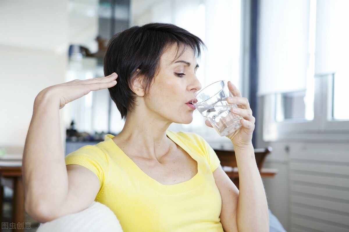 女性45岁后,若能做到“坚持3事,少吃2物”,更年期或会迟到