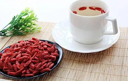 出现上火、手脚心发热、心烦失眠是阴虚了,教你2个调理方法。