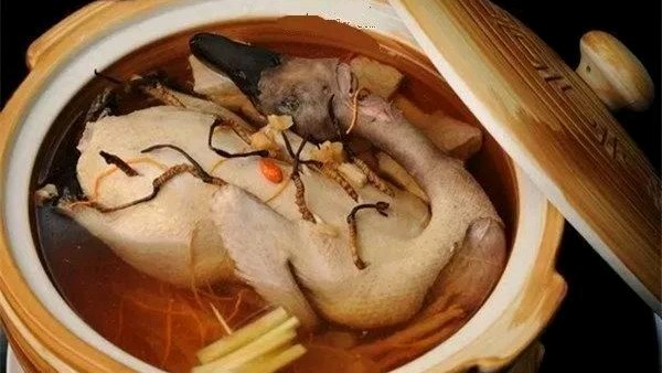 出现上火、手脚心发热、心烦失眠是阴虚了,教你2个调理方法。