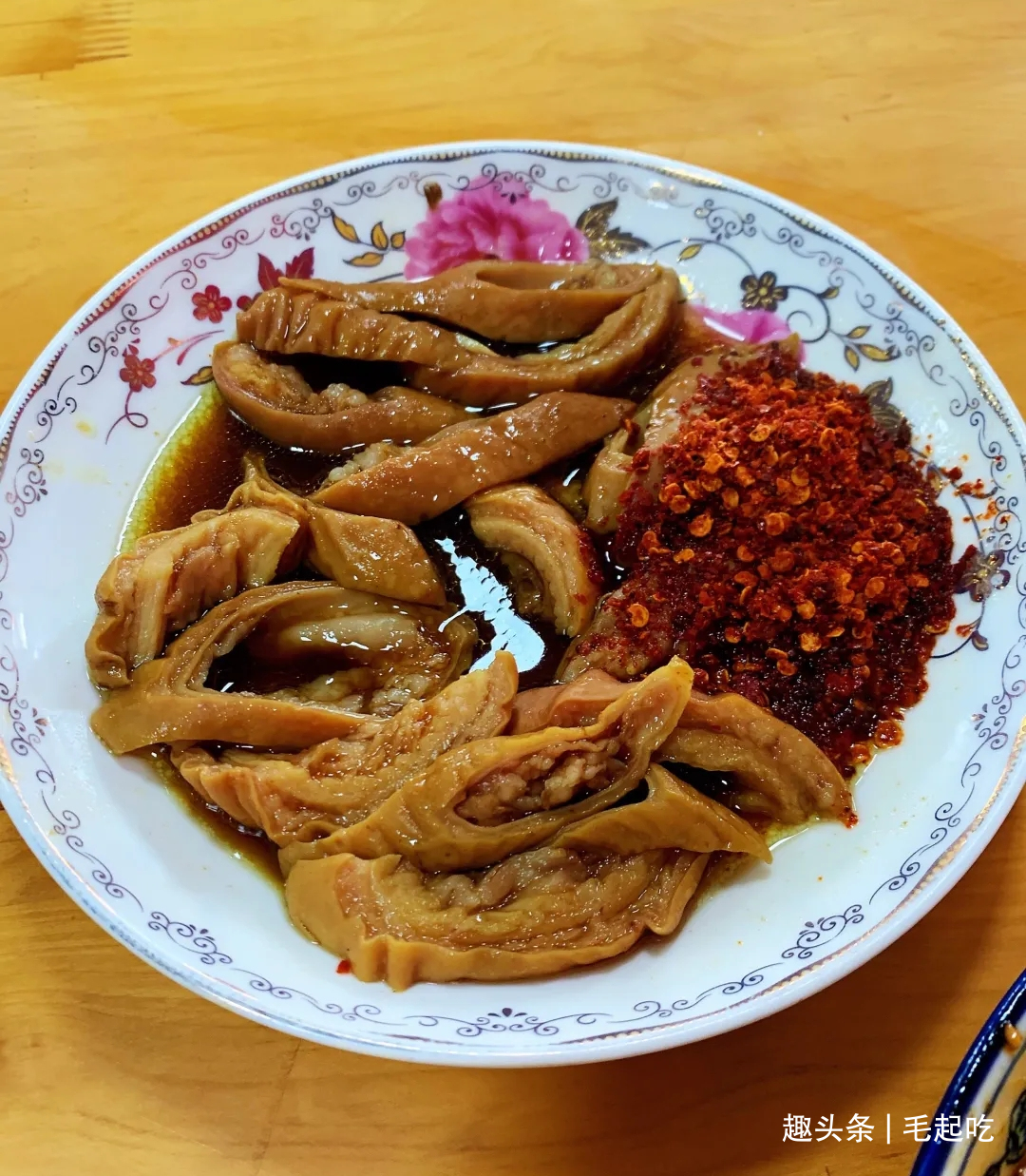 大名鼎鼎的“猪耳朵”,成都温江的人气苍蝇馆子,一天卖出几百份