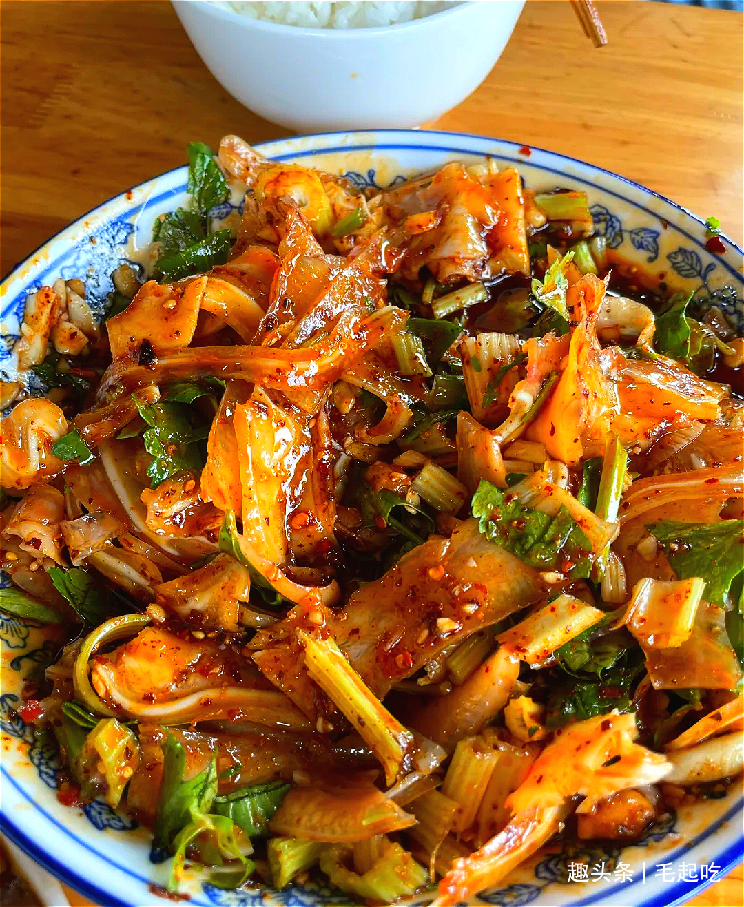 大名鼎鼎的“猪耳朵”,成都温江的人气苍蝇馆子,一天卖出几百份