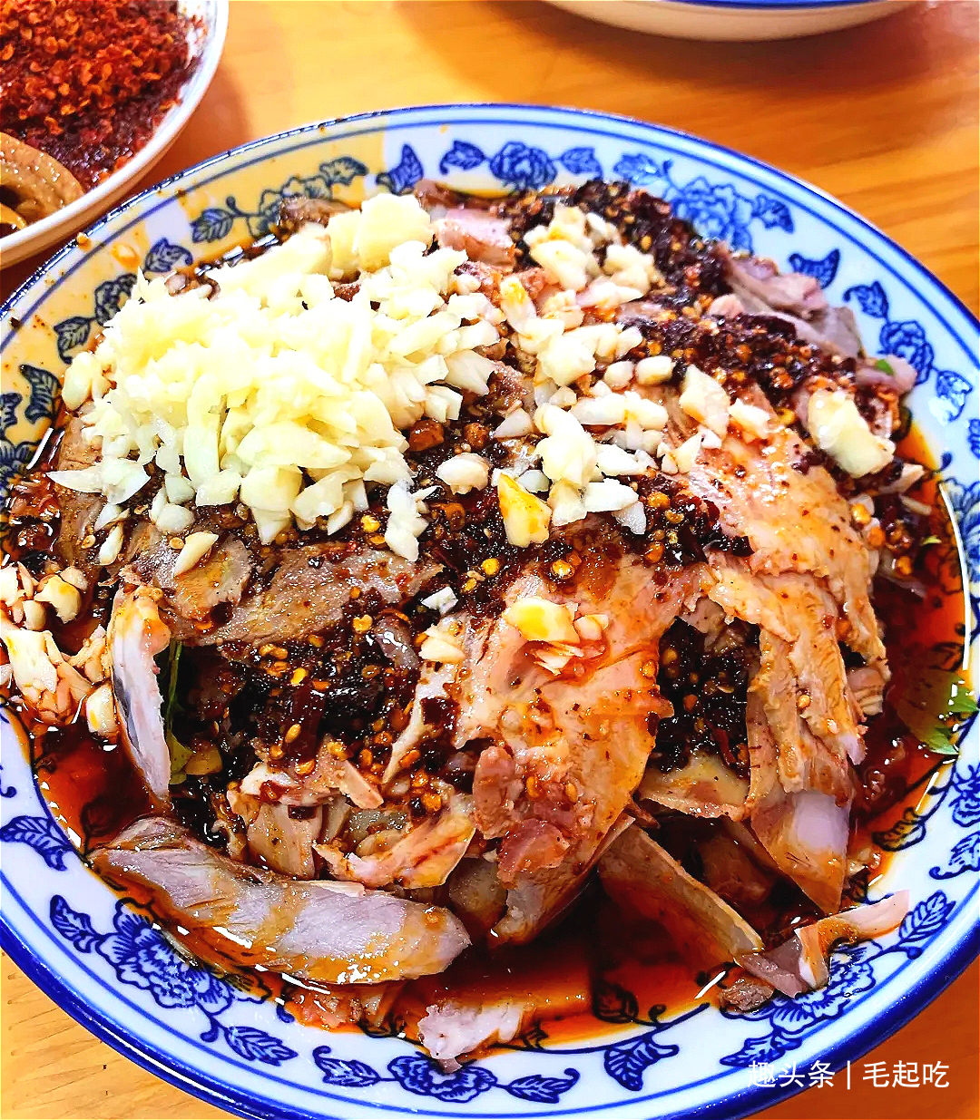 大名鼎鼎的“猪耳朵”,成都温江的人气苍蝇馆子,一天卖出几百份