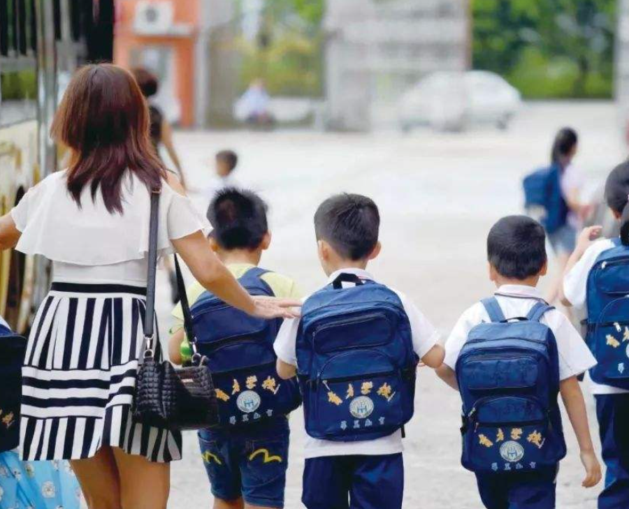 95后辣妈接女儿放学,女儿却被男同学嘲笑:你妈妈的裙子好短