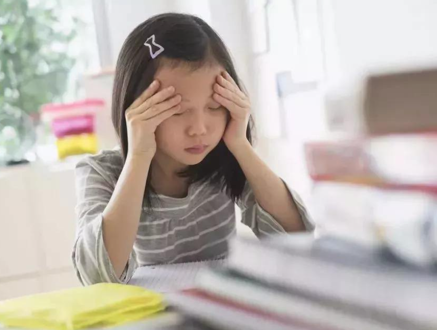 95后辣妈接女儿放学,女儿却被男同学嘲笑:你妈妈的裙子好短