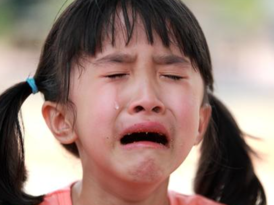 95后辣妈接女儿放学,女儿却被男同学嘲笑:你妈妈的裙子好短