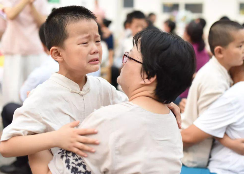 95后辣妈接女儿放学,女儿却被男同学嘲笑:你妈妈的裙子好短