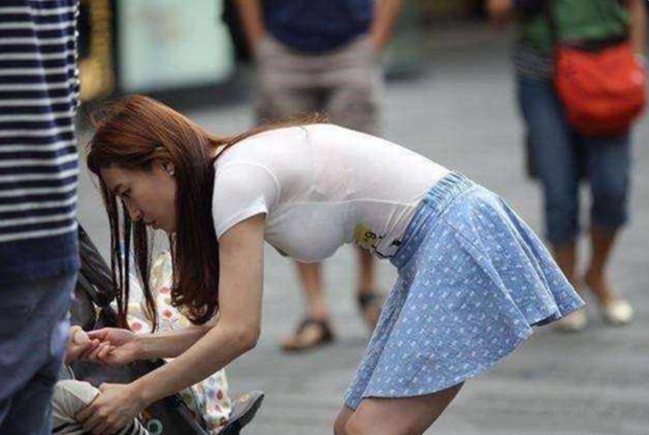 95后辣妈接女儿放学,女儿却被男同学嘲笑:你妈妈的裙子好短