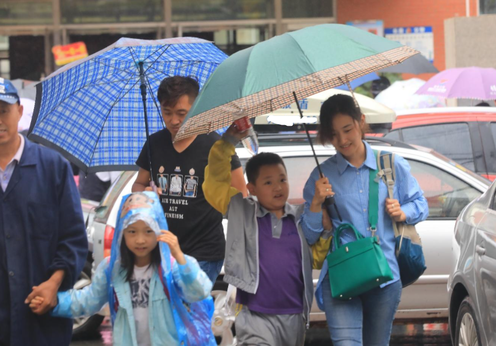 95后辣妈接女儿放学,女儿却被男同学嘲笑:你妈妈的裙子好短