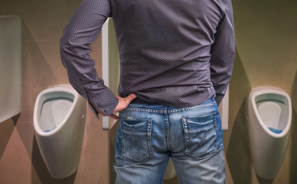 一喝水就想排尿,说明肾脏好还是不好?医生:教你3点科学判断