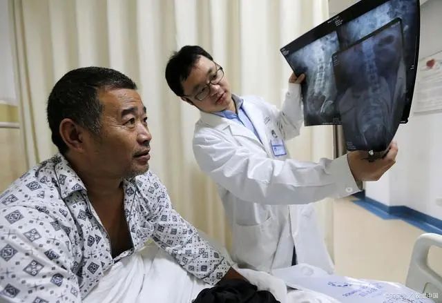 不想与肾结石“纠缠不休”?做2事,排出结石,肾会感激你