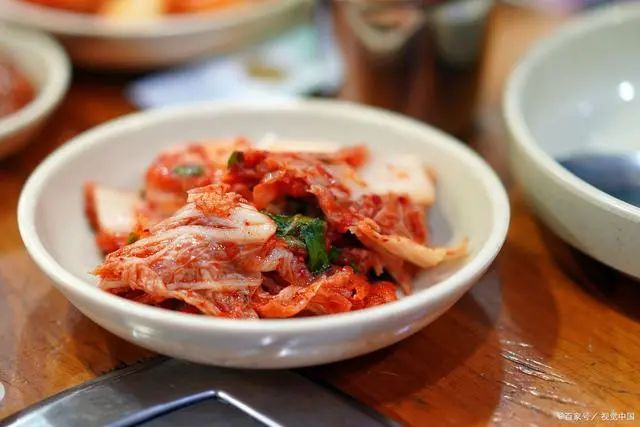 不想与肾结石“纠缠不休”?做2事,排出结石,肾会感激你