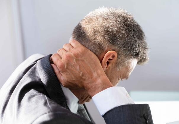 身体出现4种“症状”,颈椎或已受损严重,别再忽视了