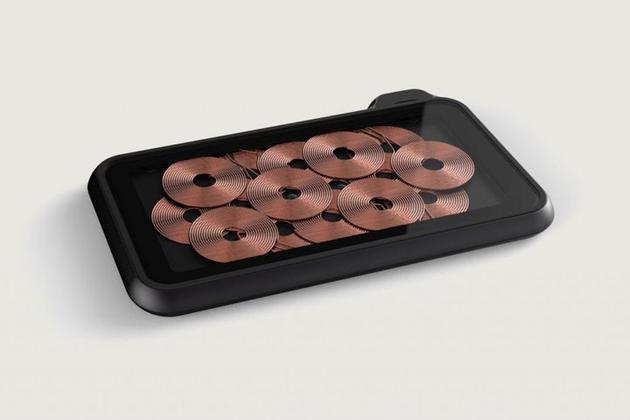 ▲ 内置 16 个无线电圈的 Zens Liberty 无线充电板,同样支持多设备不限位置充电。