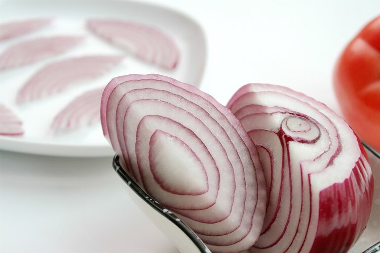 洋葱能降血压?错了!医生坦言:做好2件事,高血压跟你说拜拜