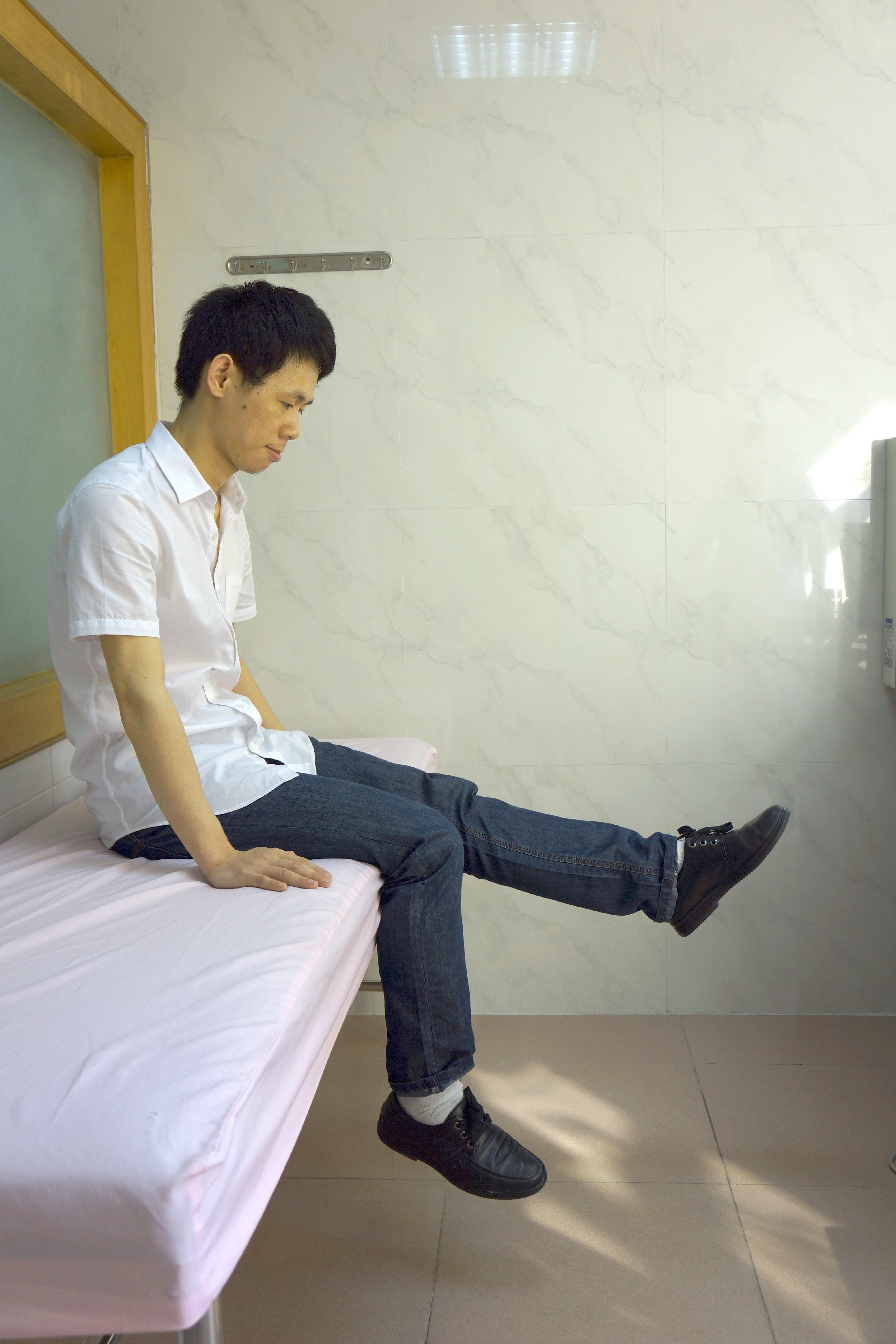 膝关节疼痛就不能运动了？专家：不负重运动让你走路有风