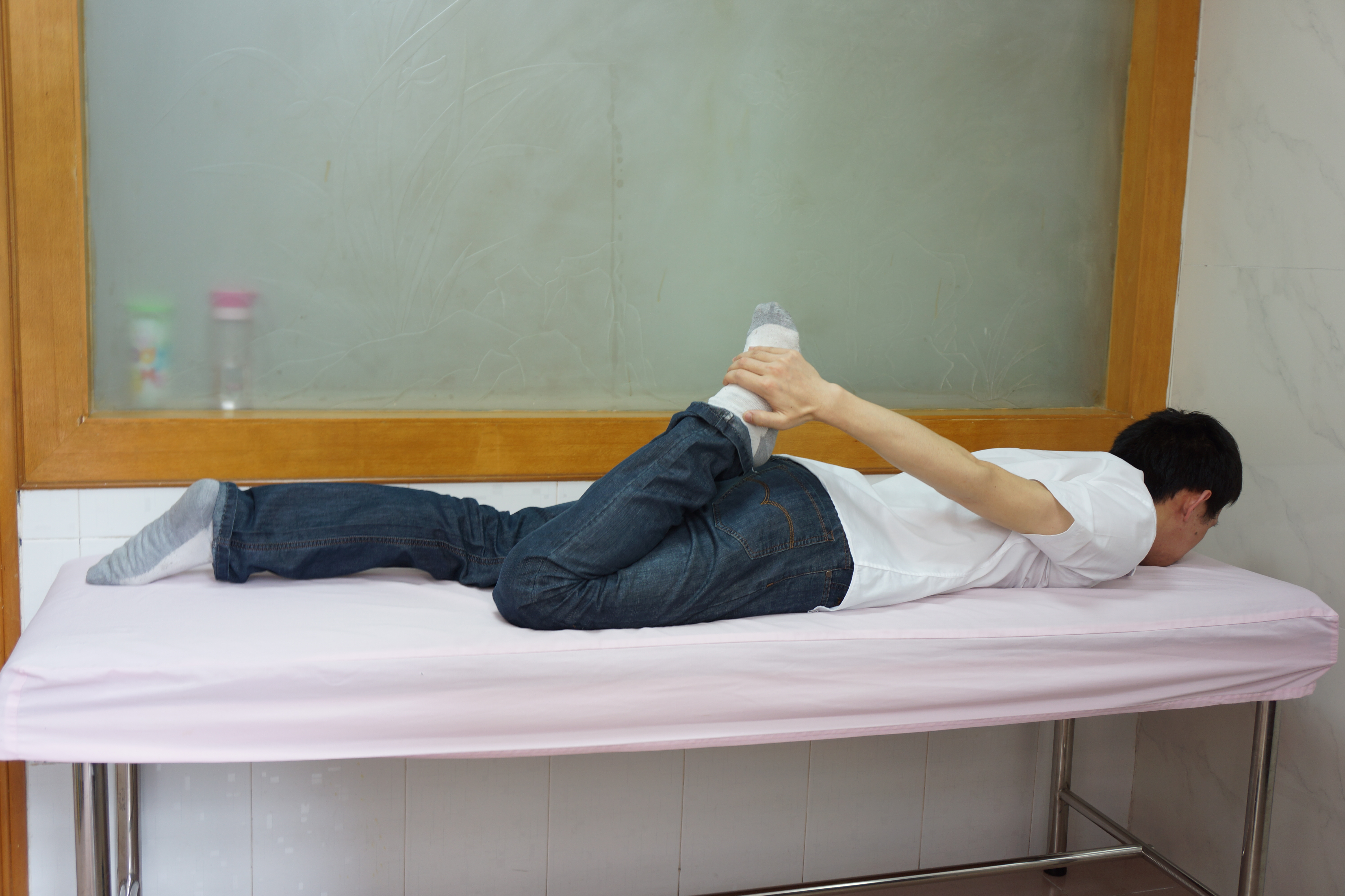 膝关节疼痛就不能运动了？专家：不负重运动让你走路有风