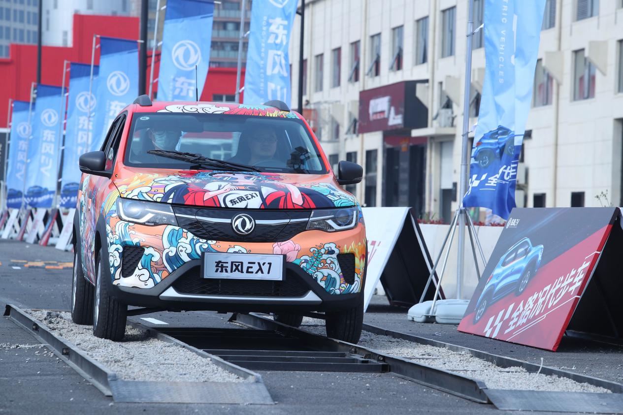 又一款纯电代步车上市,能上高速能走烂路,5门4座卖4万多