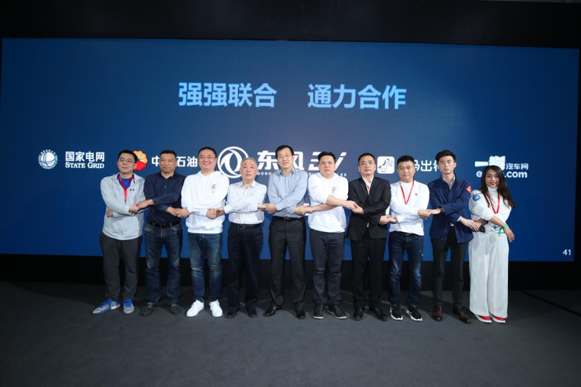 又一款纯电代步车上市,能上高速能走烂路,5门4座卖4万多