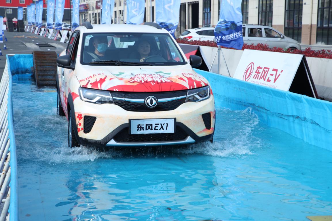 又一款纯电代步车上市,能上高速能走烂路,5门4座卖4万多