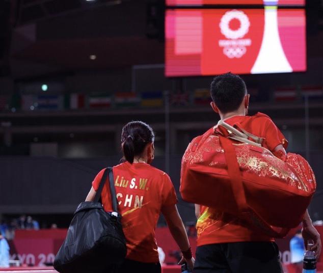 刘国梁第一时间找马琳谈心！两人看台上交流，名记：遇困难一起扛